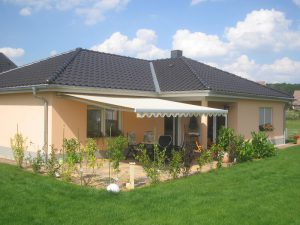 Winkelbungalow auf Bodenplatte, massiv gebaut in Nieschütz