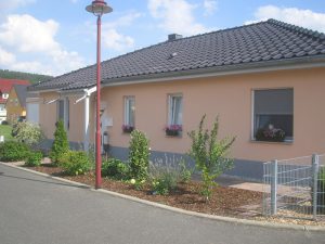 Winkelbungalow auf Bodenplatte, gebaut in Nieschütz