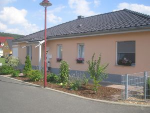 Winkelbungalow auf Bodenplatte, massiv gebaut in Nieschütz