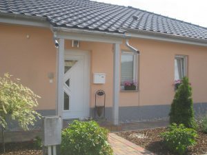 Winkelbungalow auf Bodenplatte, massiv gebaut in Nieschütz