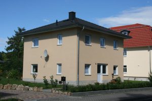 Kleine Stadt-Villa auf Bodenplatte gebaut in Radeburg