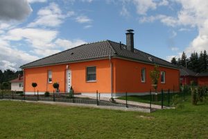 Winkelbungalow auf Bodenplatte, massiv gebaut in Steinbach bei Moritzburg