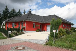 Winkelbungalow auf Bodenplatte, massiv gebaut in Steinbach bei Moritzburg